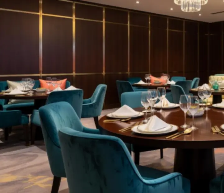Stylově prostřený stůl v moderní casino restauraci Casavelier